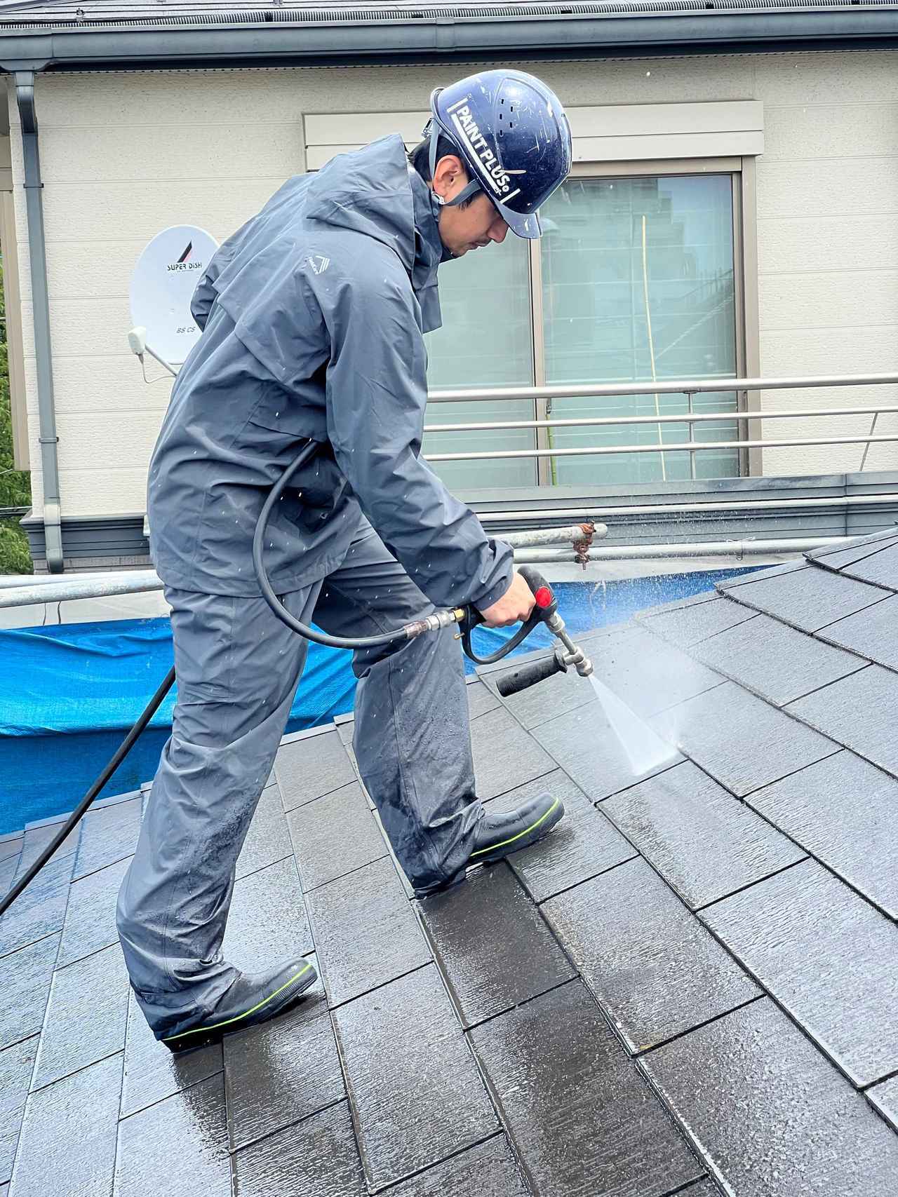 高圧洗浄中の屋根