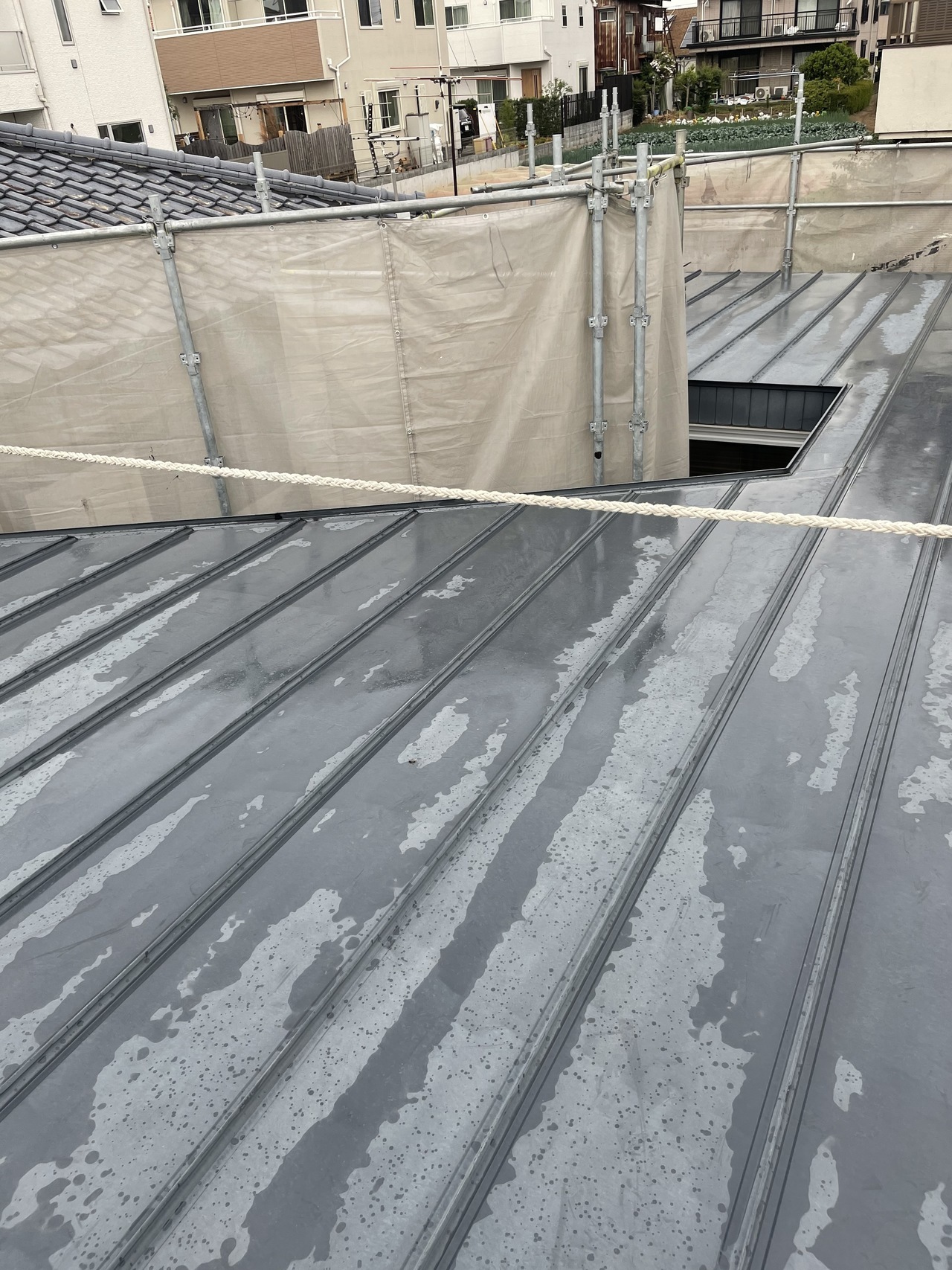 高圧洗浄作業中の屋根