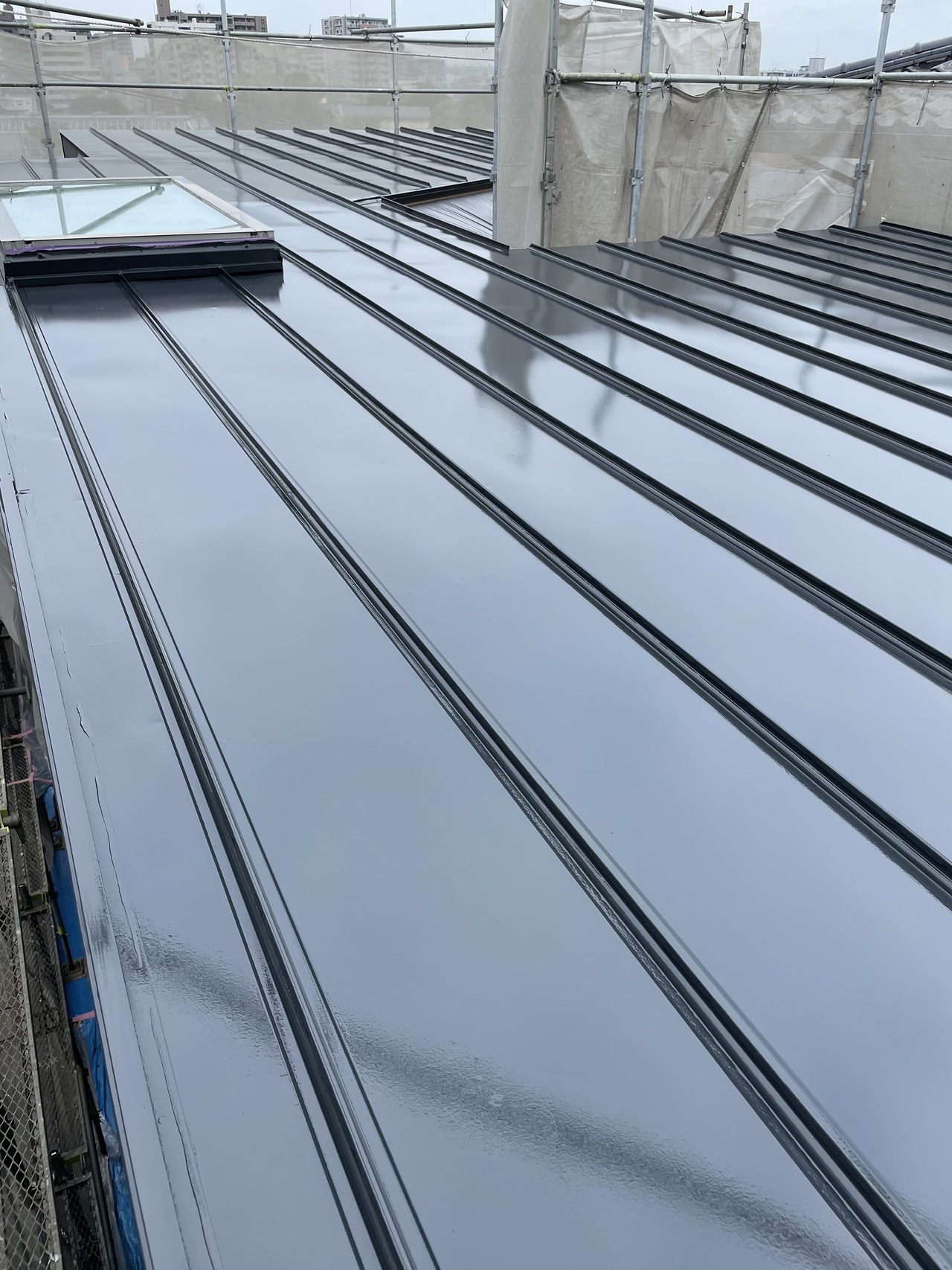 ガルバリウム鋼板塗装作業（上塗り）中の屋根
