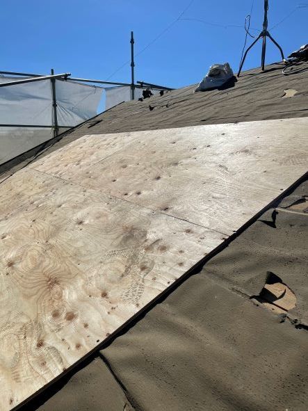 改修中の屋根に貼られた野地板