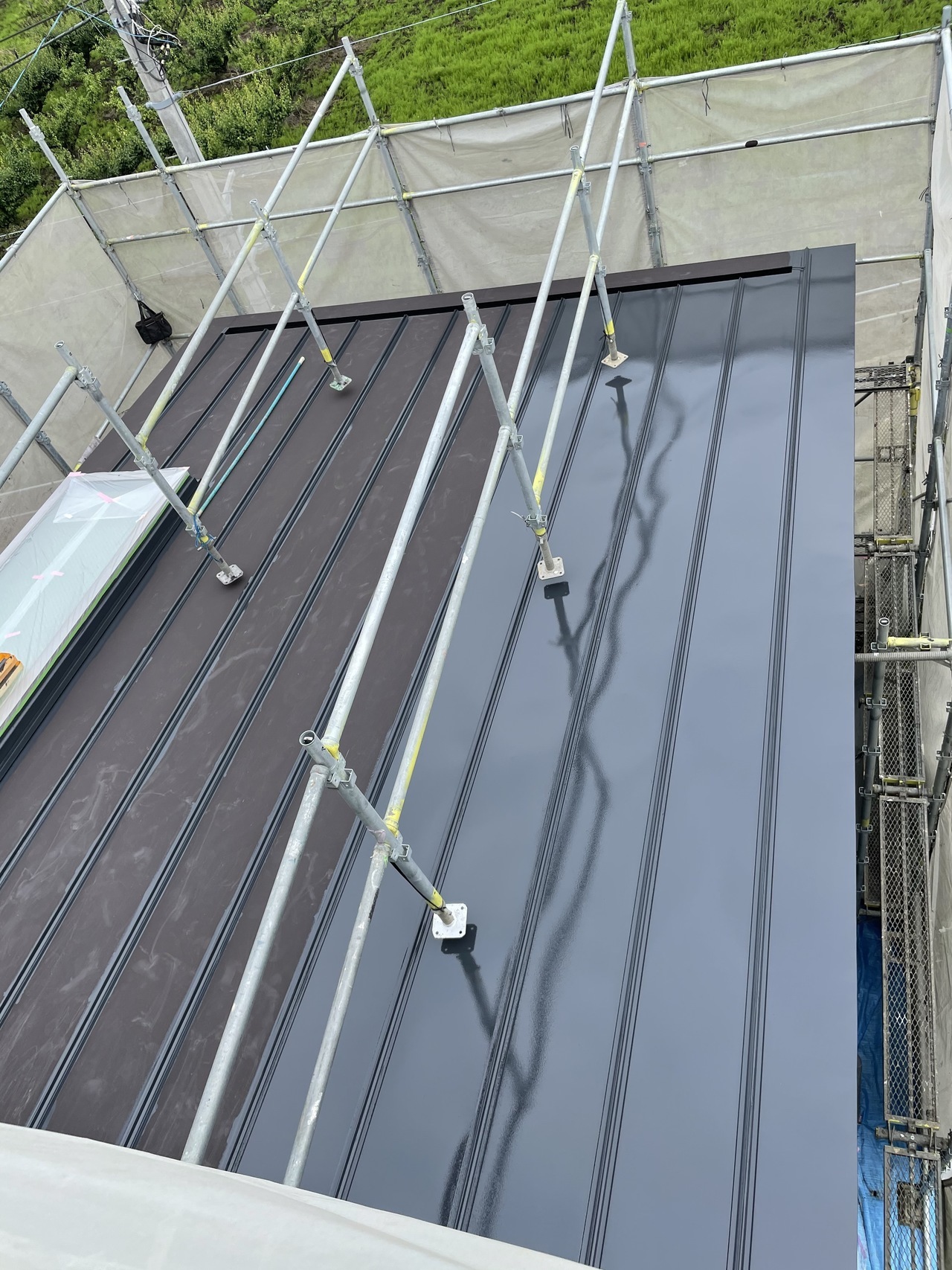 ガルバリウム鋼板塗装作業（上塗り）中の屋根
