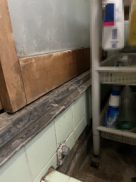 小平市リフォームワークス施工事例：浴室扉古くなったサッシ