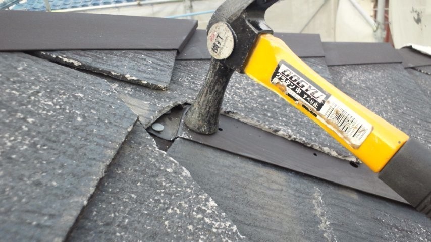 破損箇所補修中の屋根