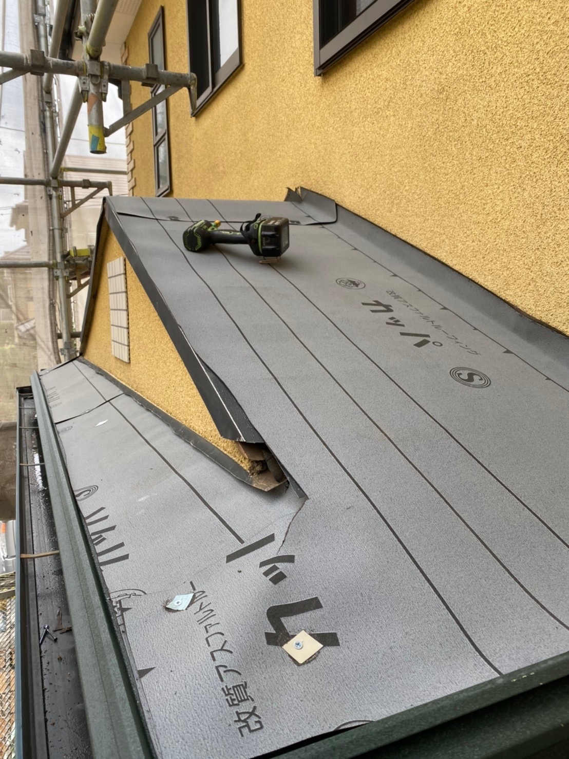アスファルト防水シートを敷設した屋根