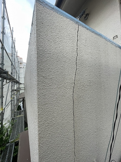 小平市リフォームワークスの外壁塗装　施工事例 構造クラックBefore