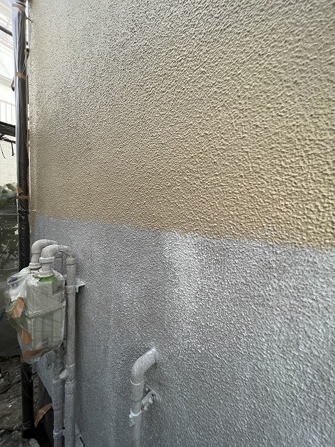 小平市リフォームワークスの外壁塗装　施工事例 中塗り