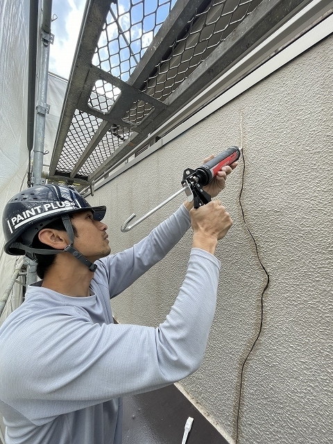 小平市リフォームワークスの外壁塗装施工事例 コーキング充填2