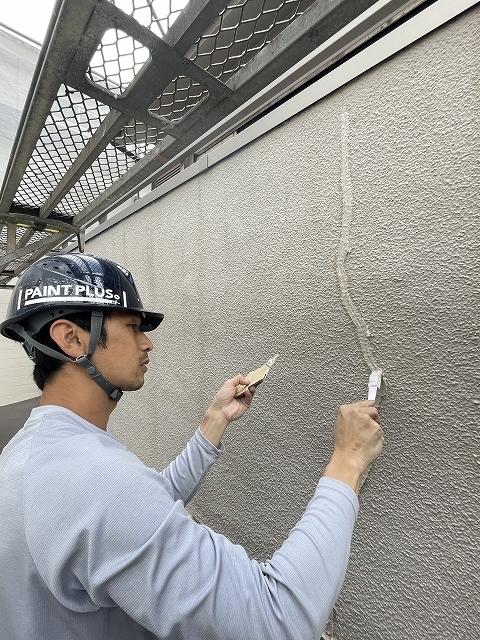 小平市リフォームワークスの外壁塗装施工事例 コーキング充填3