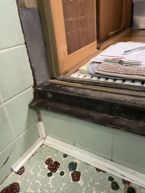 小平市リフォームワークス施工事例浴室扉古くなったサッシ
