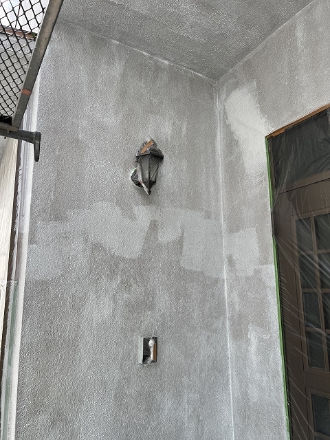 小平市リフォームワークスの外壁塗装　施工事例 下塗り