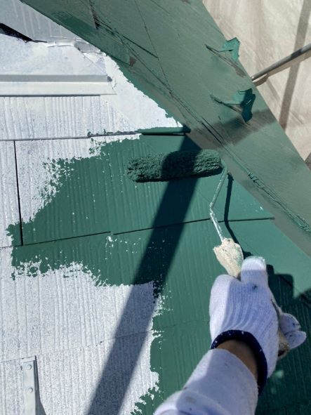 塗装上塗り中の屋根
