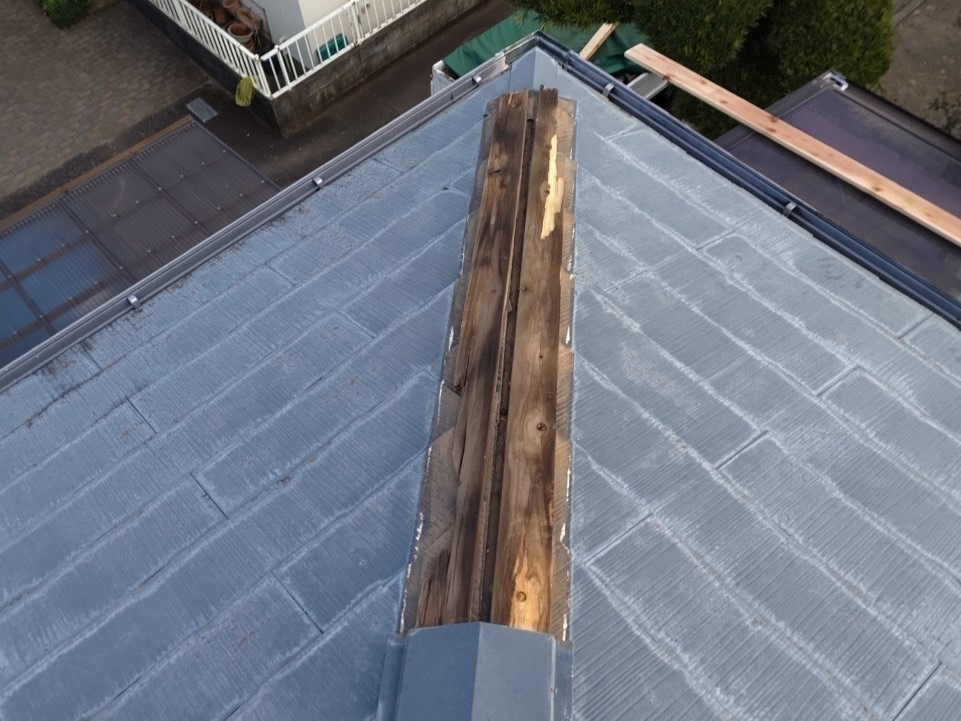 修繕前の屋根棟板金