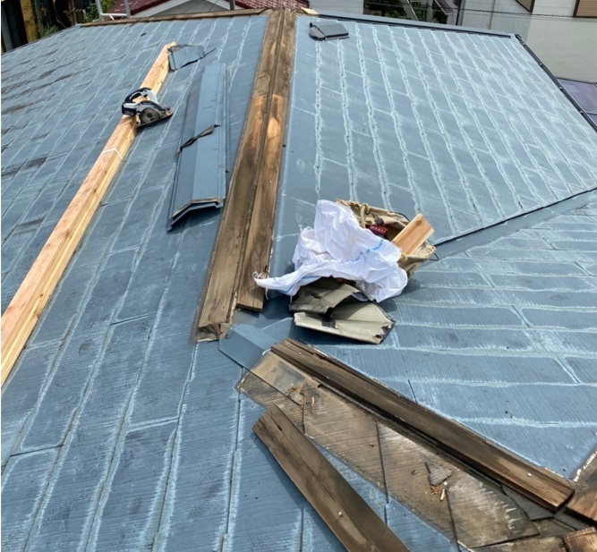既存の屋根棟板金撤去作業
