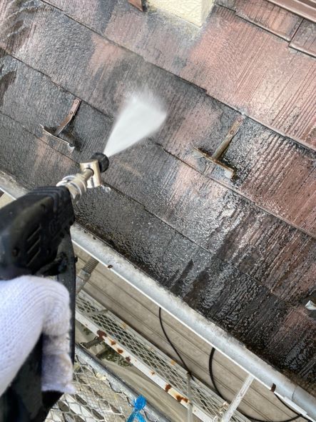 高圧洗浄作業中の屋根