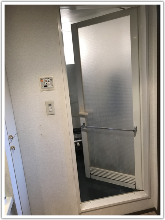 浴室ドアのリフォーム カバー工法 小平市ｈ様 外壁塗装 屋根 内装 雨漏り 水まわりまで全対応 東京都小平市のリフォームワークス