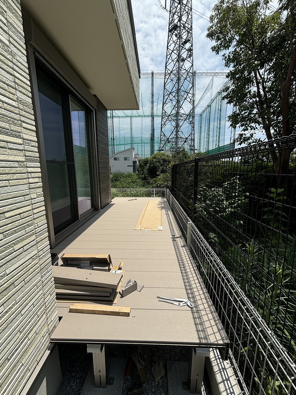 組立て中の門扉
