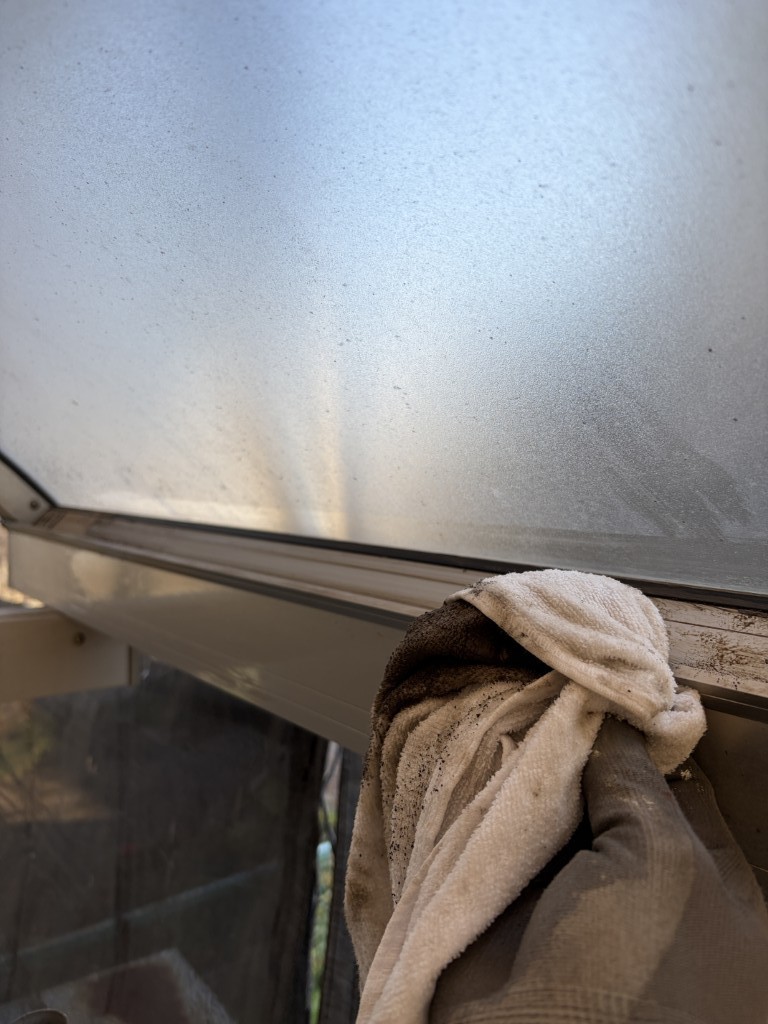 高圧洗浄中の屋根