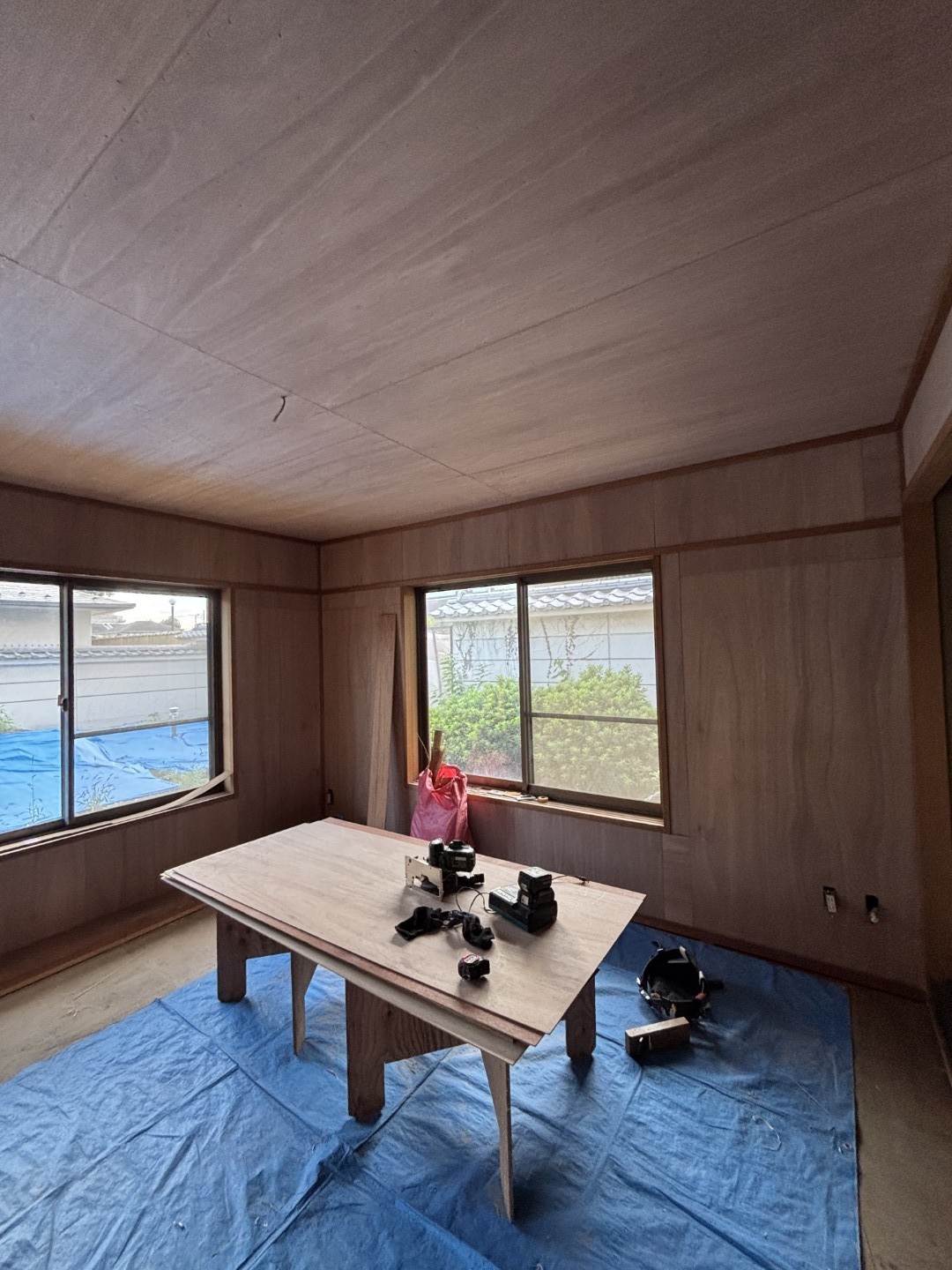 下地を貼った天井と壁