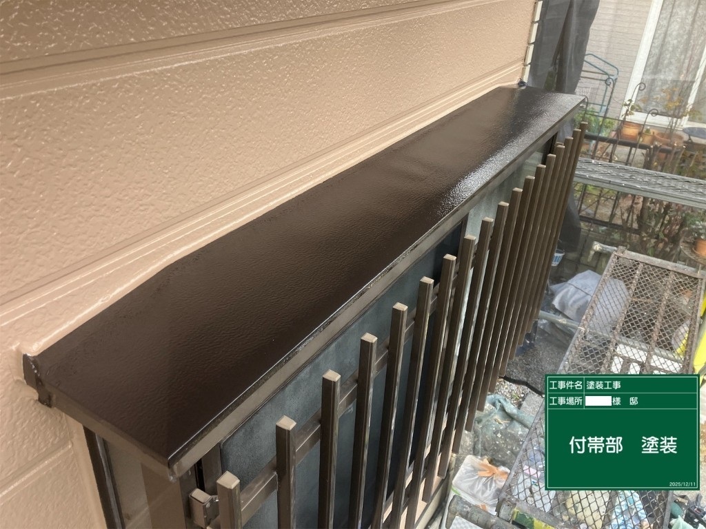 付帯部塗装中の職人