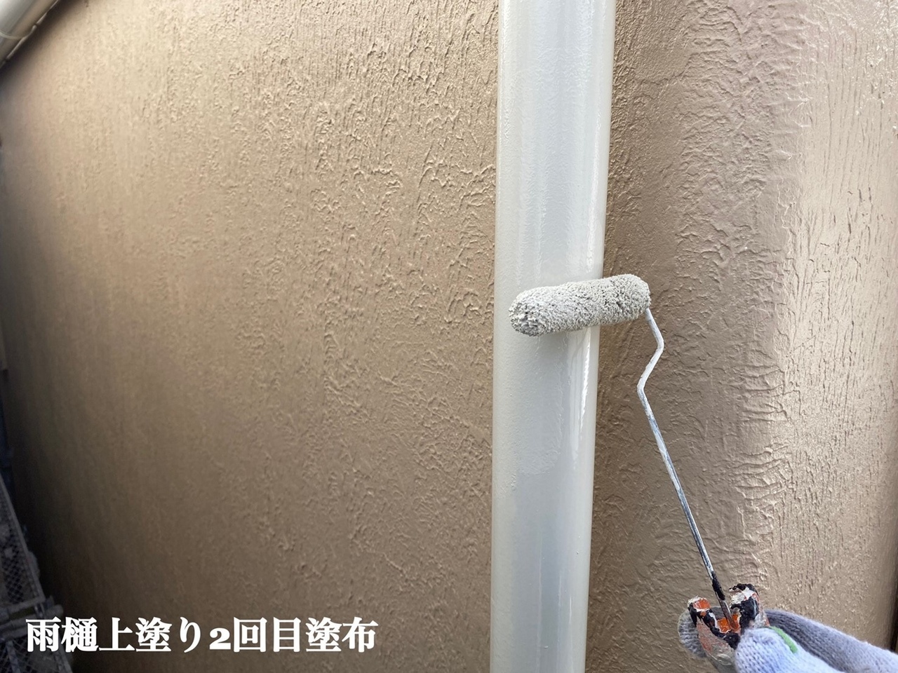 上塗り作業中の雨樋