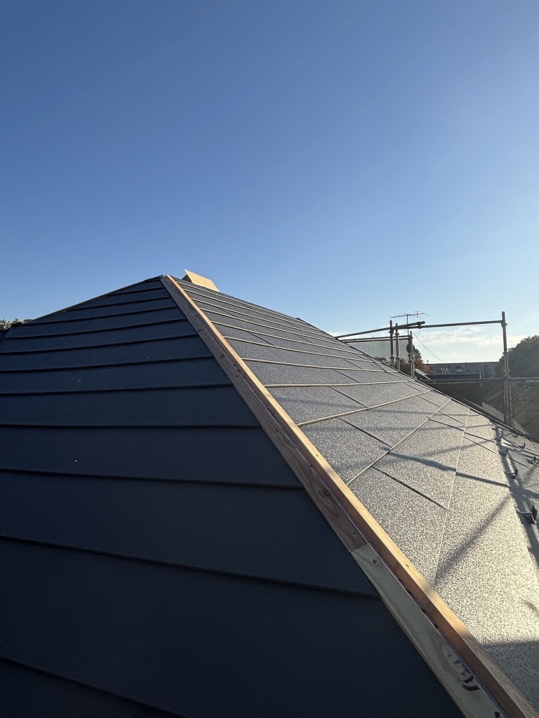 小平市リフォームワークスの施工事例：塗装中の屋根