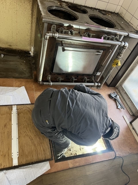 小平市リフォームワークス高齢者専用住宅キッチンリフォーム解体作業