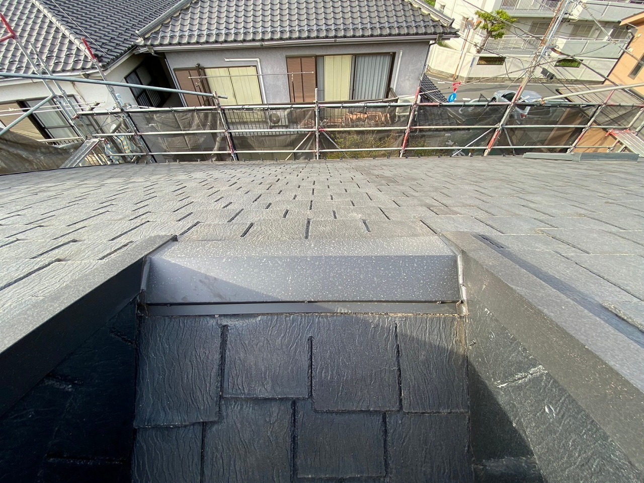 小平市リフォームワークスの施工事例：棟板金改修後の屋根