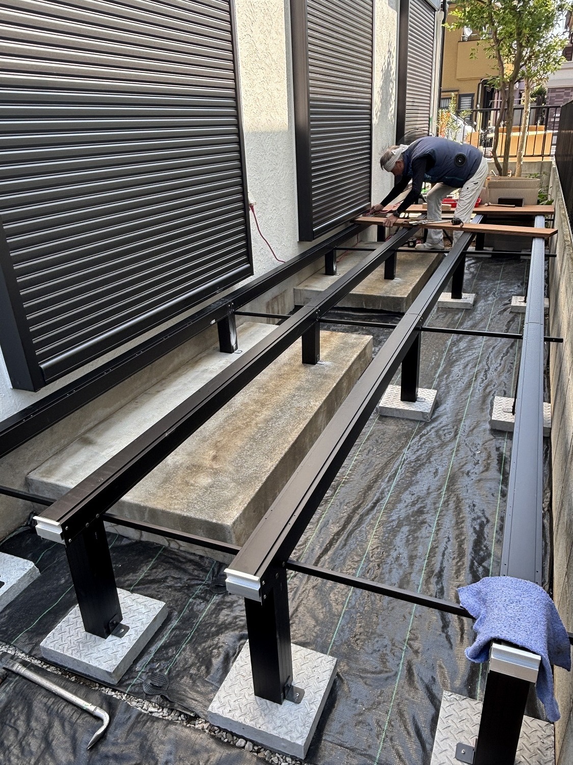 組立て中の門扉