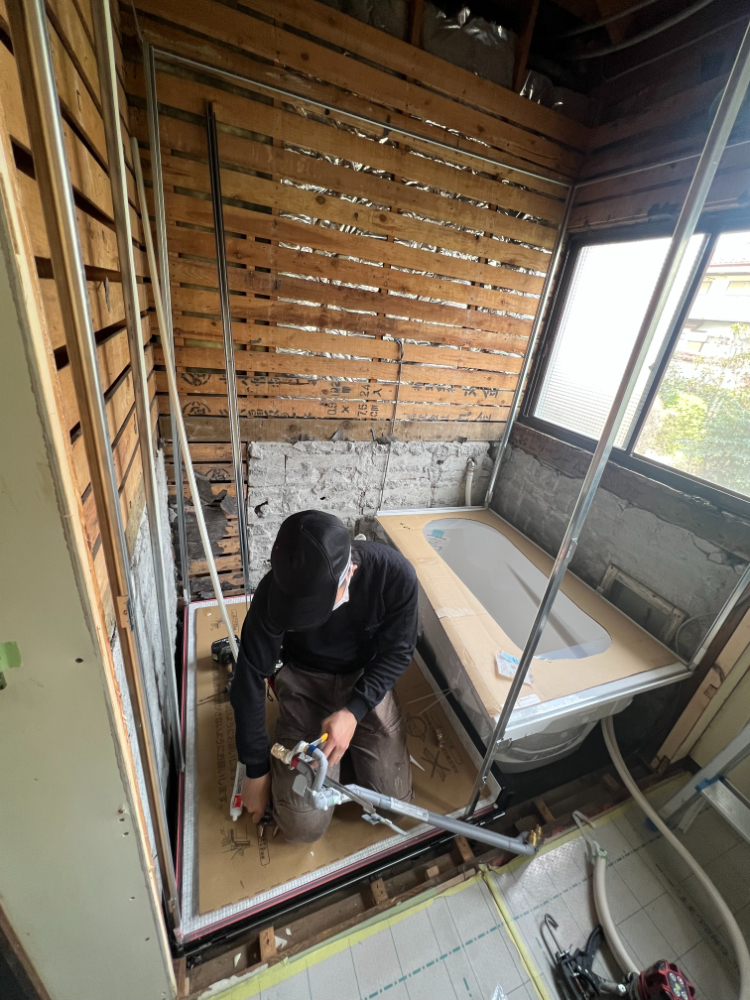 小平市リフォームワークスの施工事例：工事中の浴室