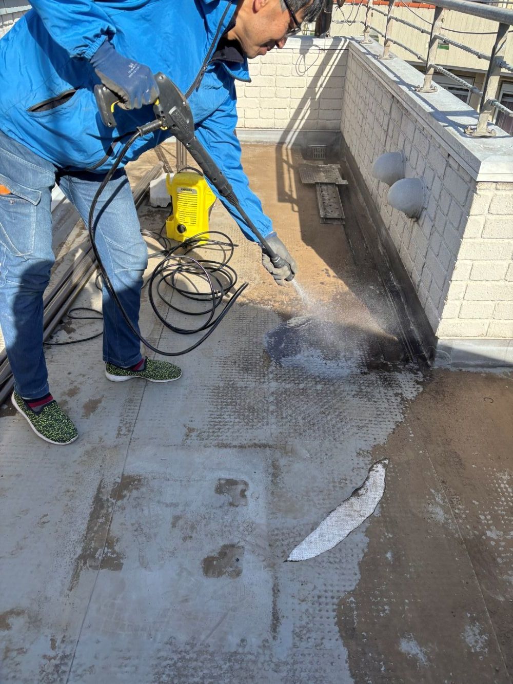 散水調査をする職人