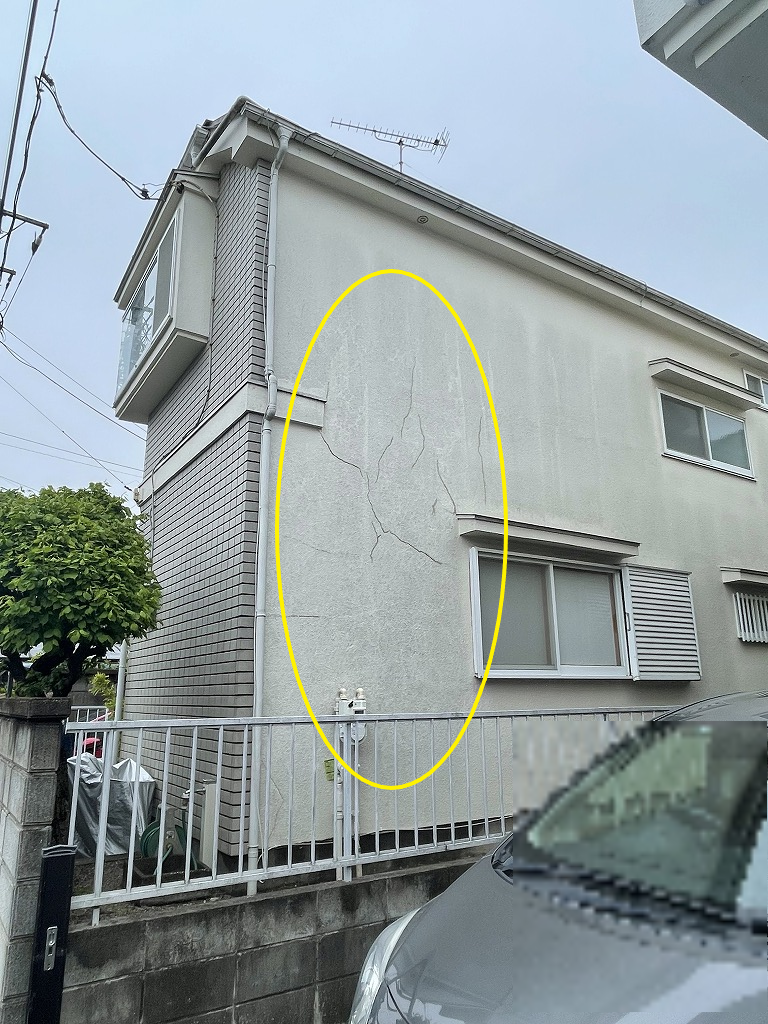 漏水してクロスが剥げた天井