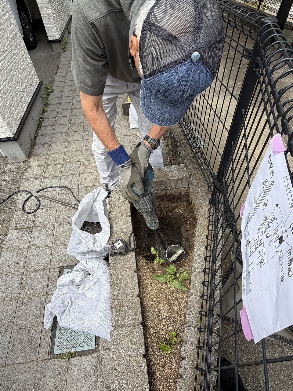 古いポストの撤去と掘削作業