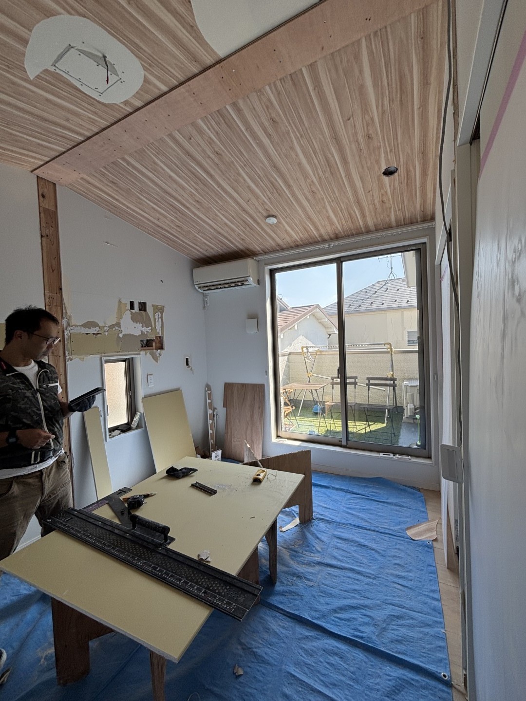 電気配線工事をする職人