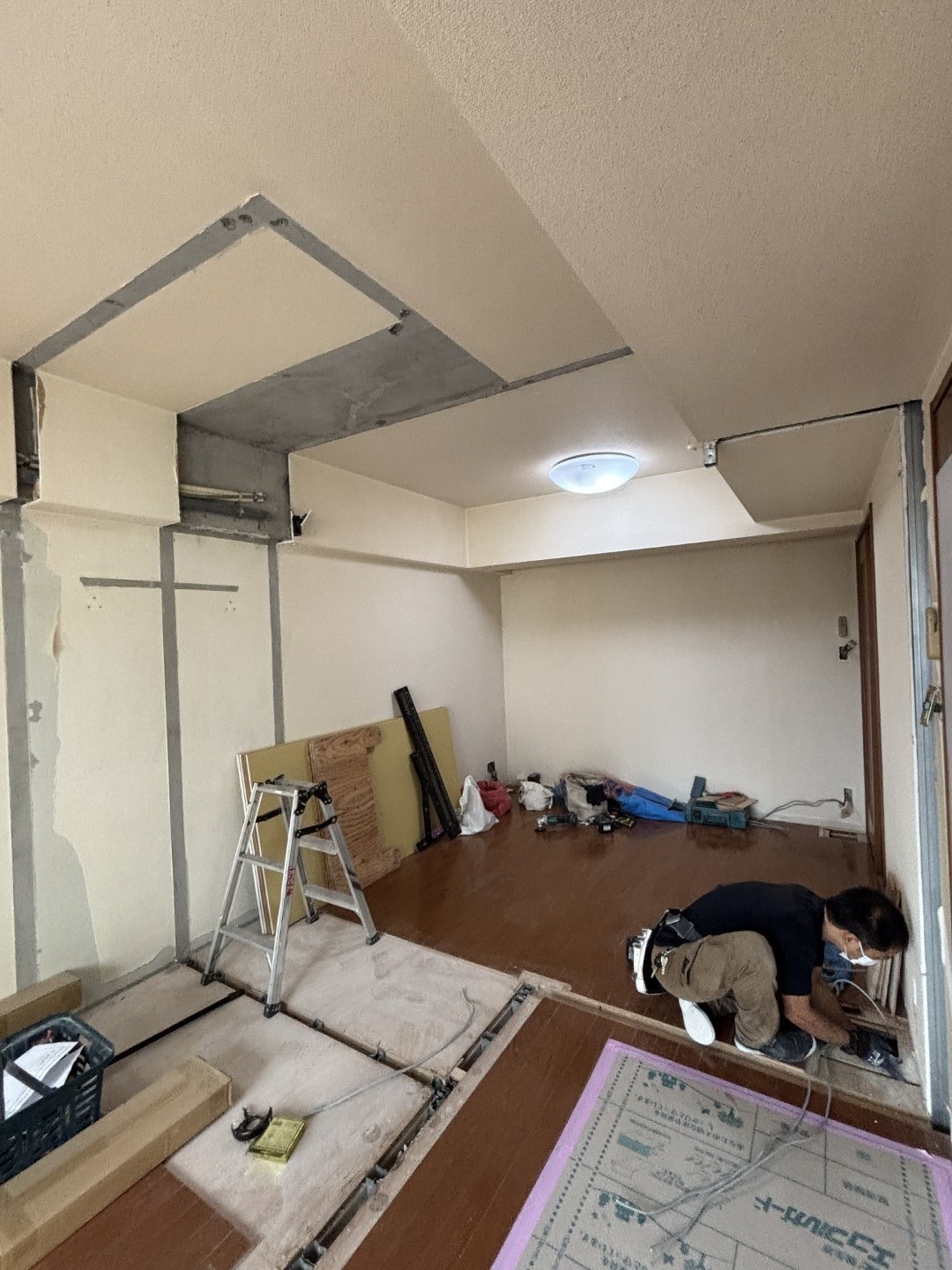 解体作業中の室内