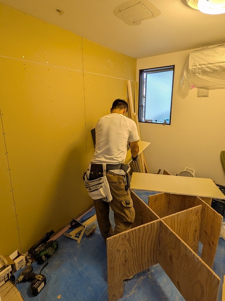 間仕切り工事中