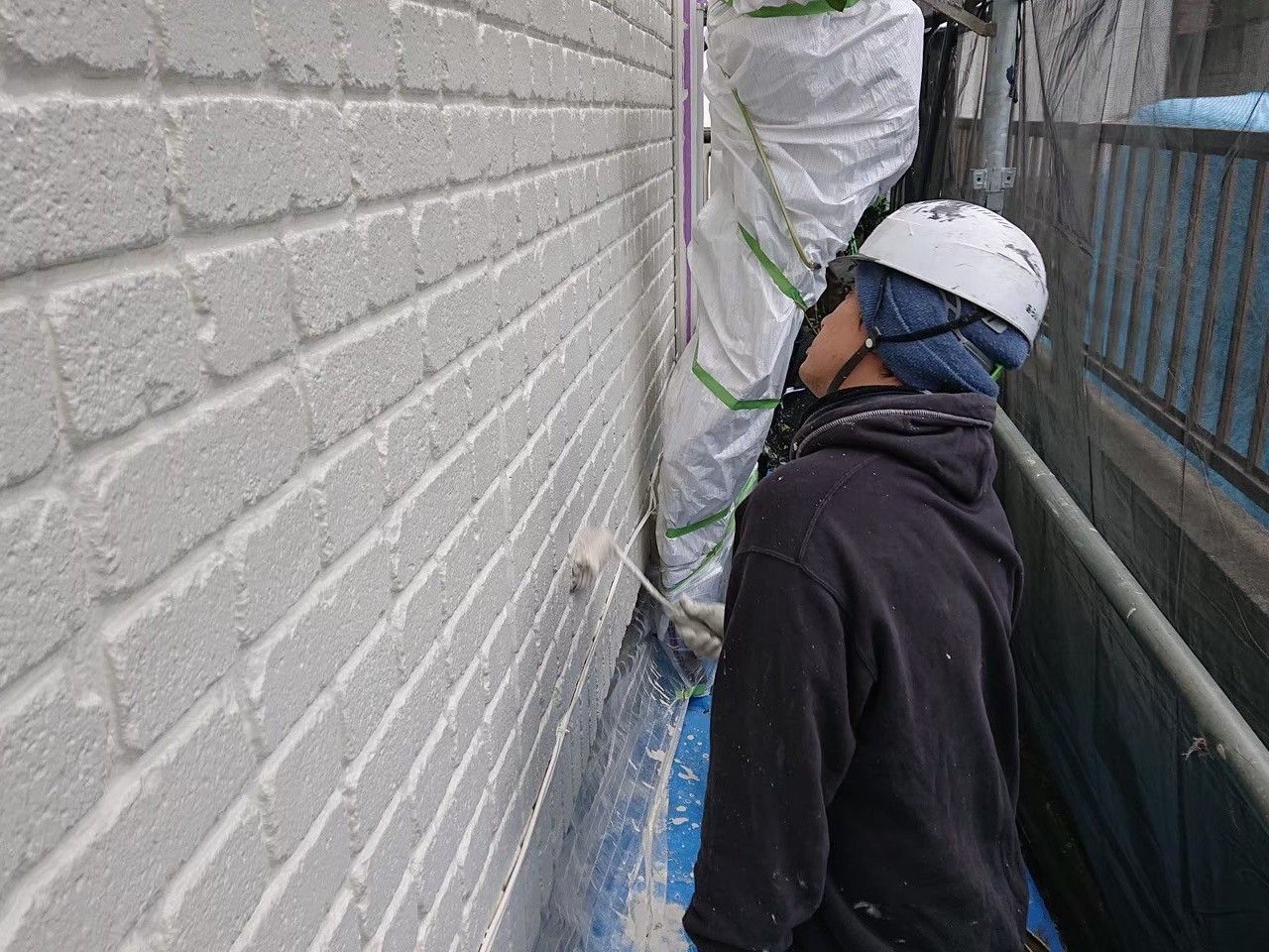 中塗り、上塗りをしている職人