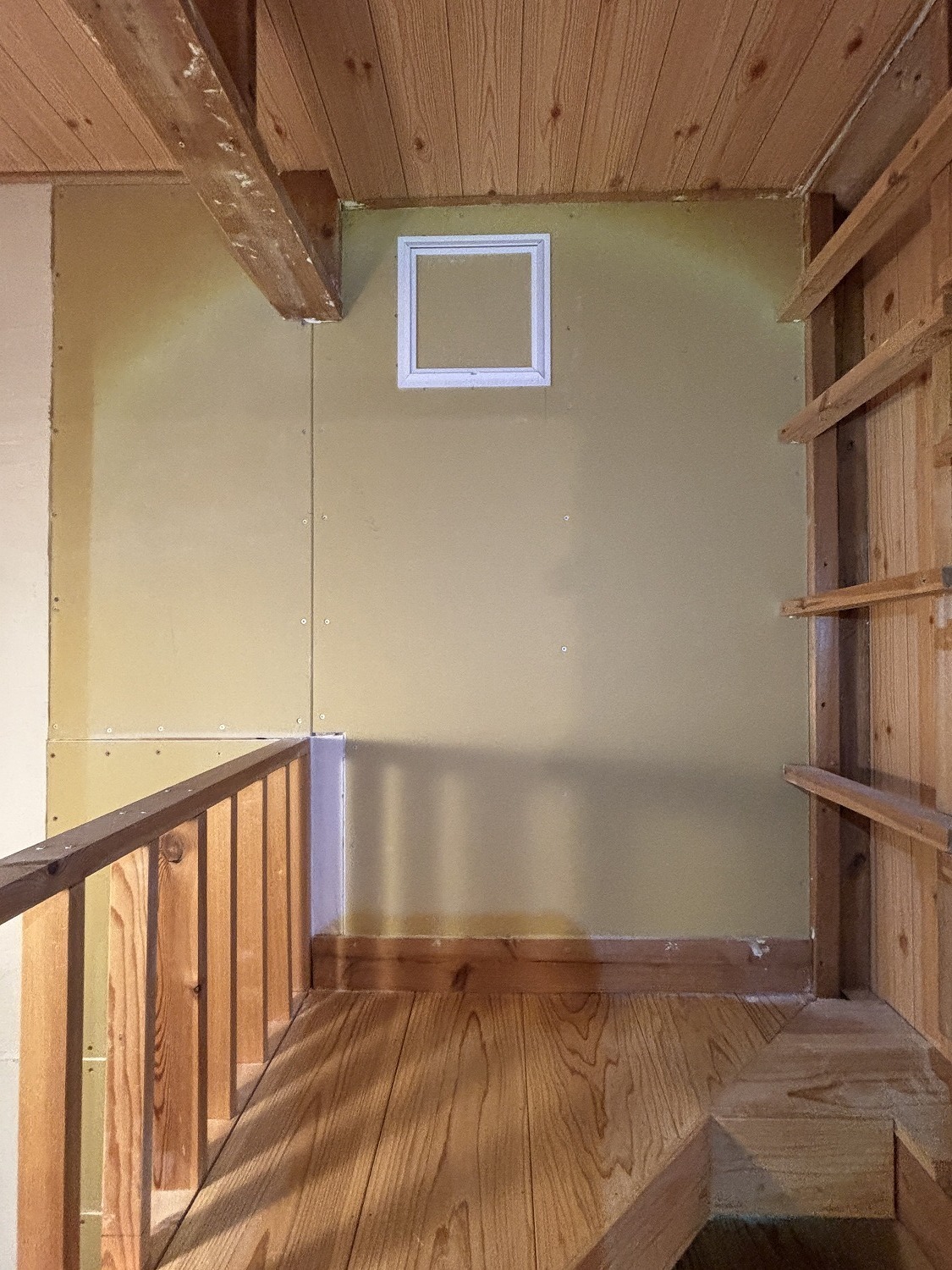 天井を解体する職人