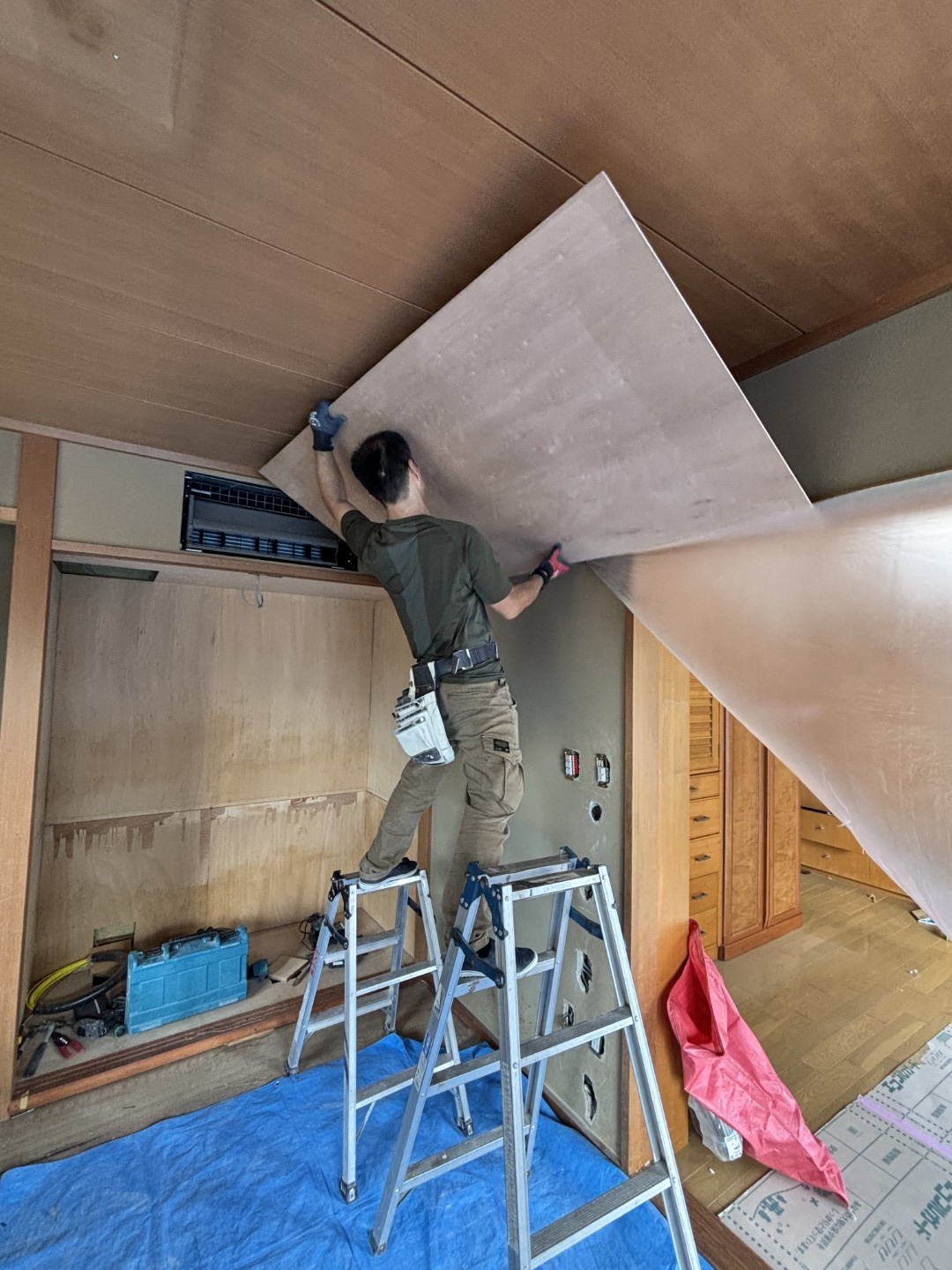 天井・壁に下地を貼る職人