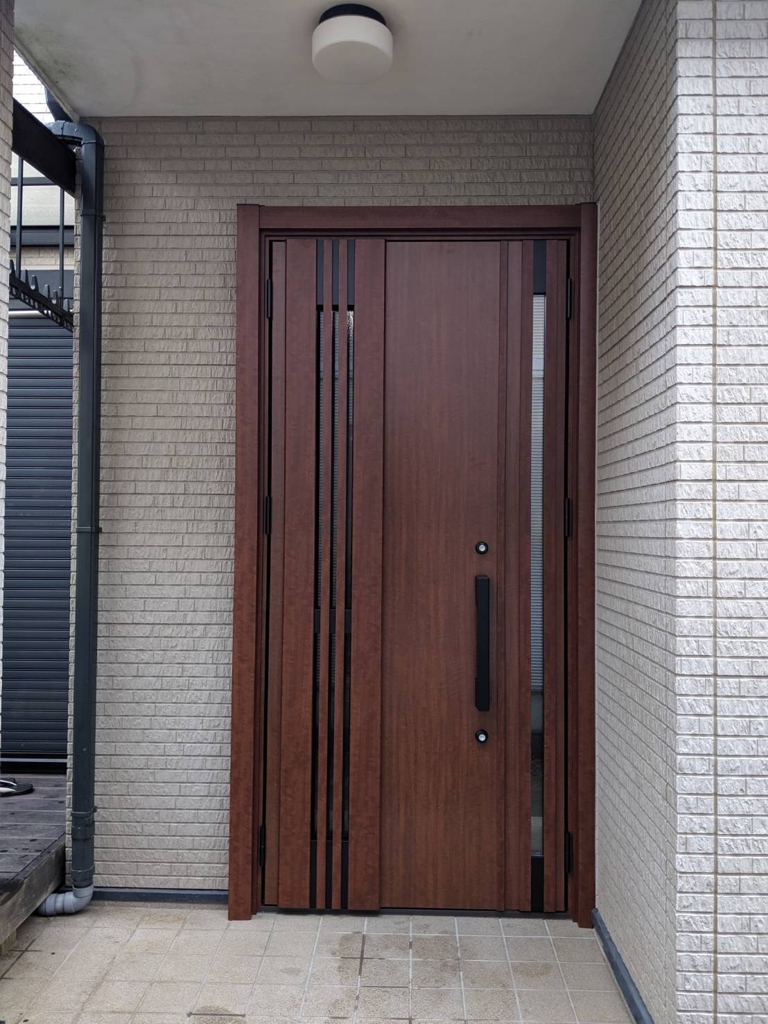 小平市リフォームワークスのエクステリア施工事例：玄関ドア交換工事