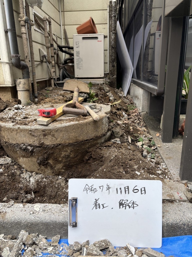 新設基礎工事に向けて土を掘削し、廃材を搬出する作業風景