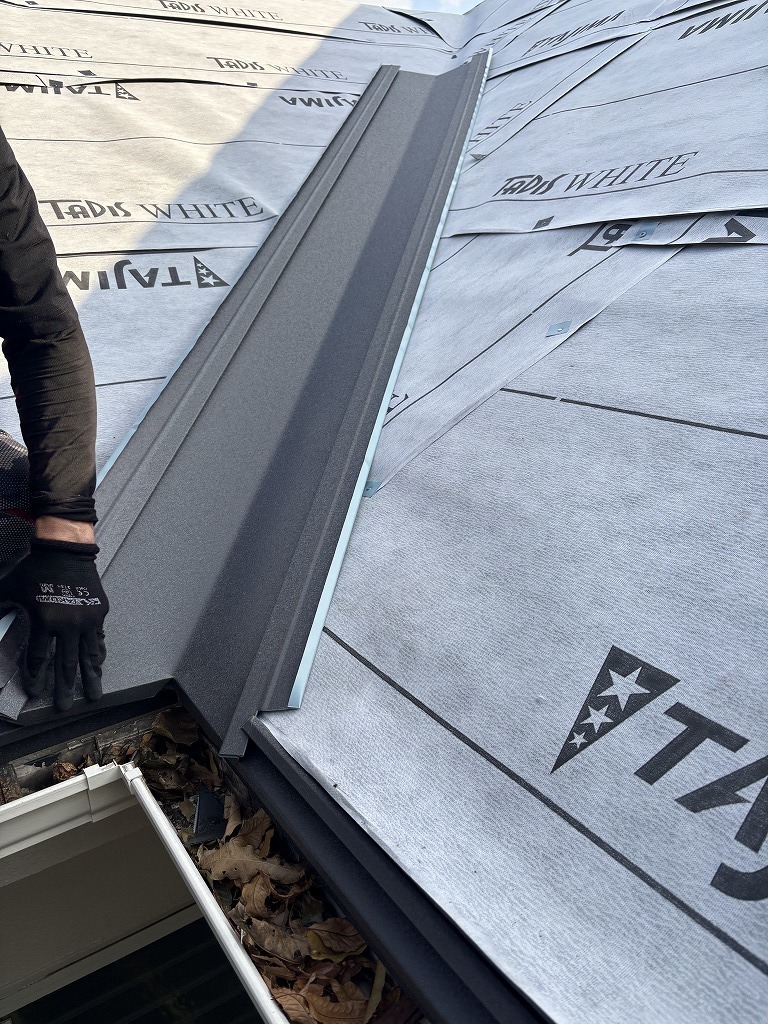 小平市リフォームワークスの施工事例：塗装中の屋根