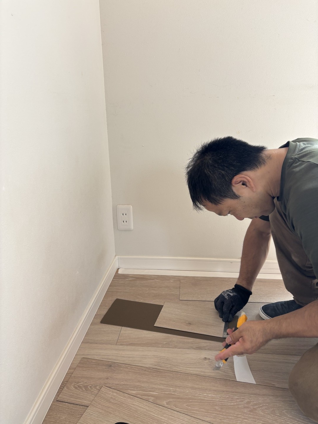 既存の床にウスイータを上貼りする職人