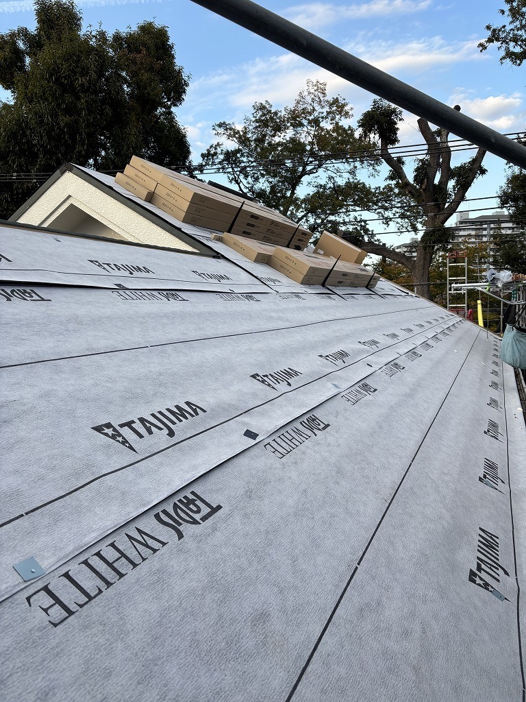 小平市リフォームワークスの施工事例：塗装中の屋根