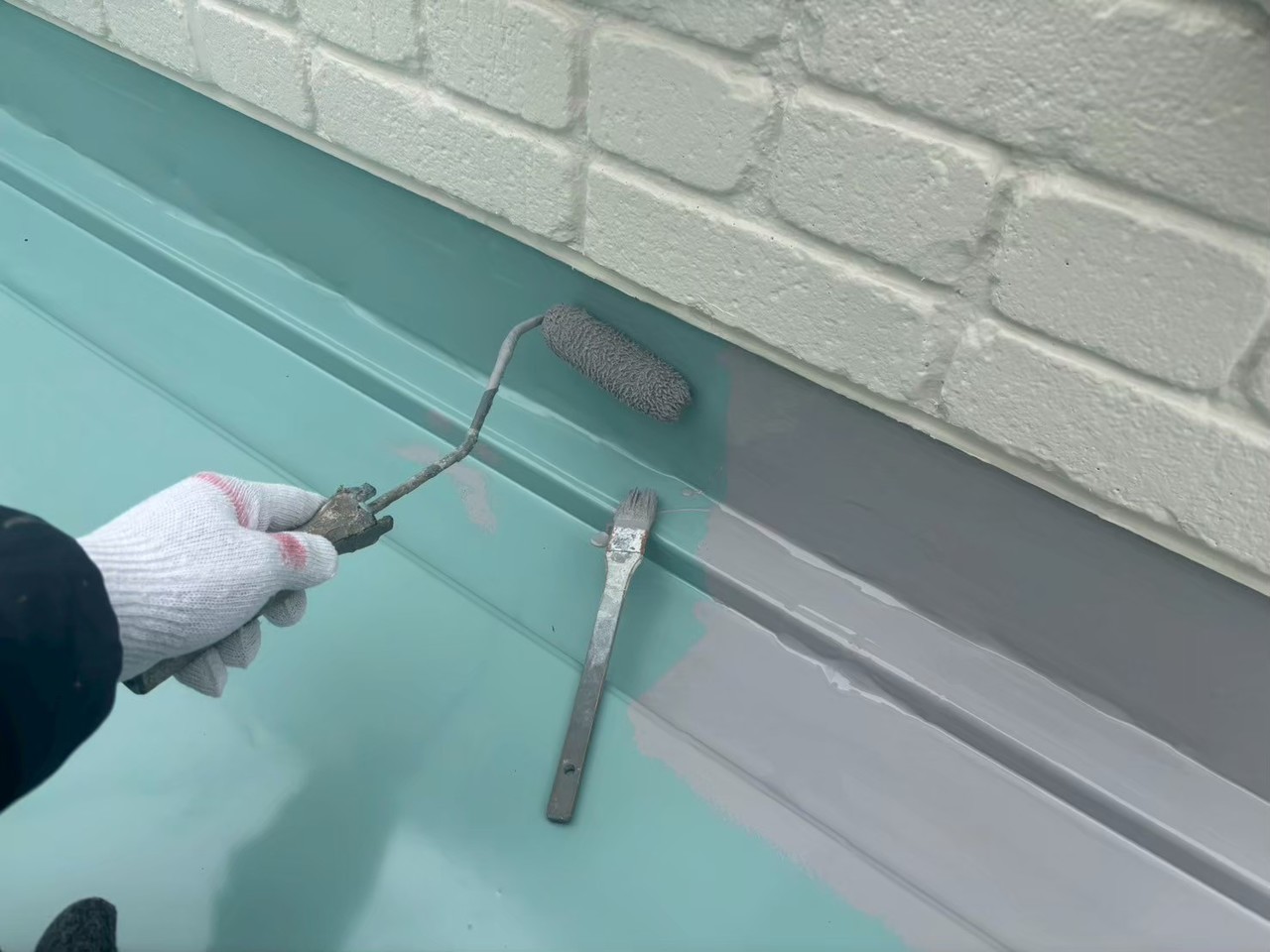 ウレタン塗膜防水材を塗布中のバルコニー