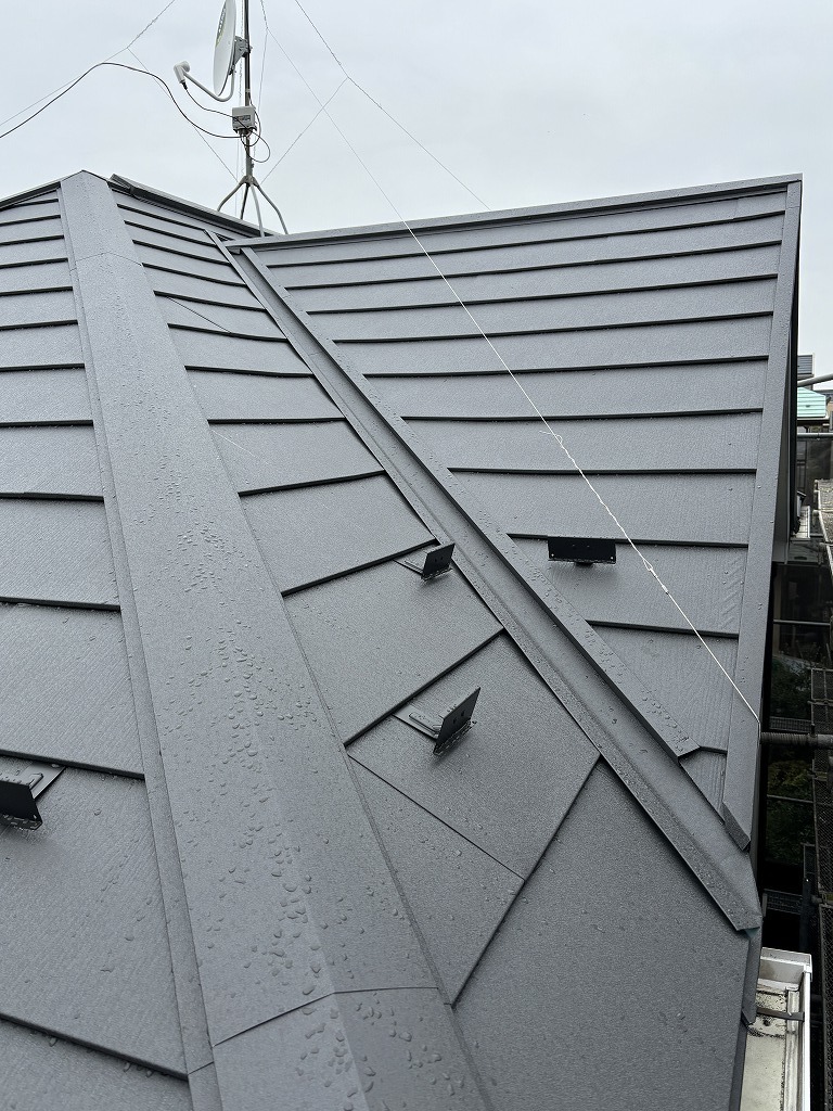 小平市リフォームワークスの施工事例：塗装中の屋根