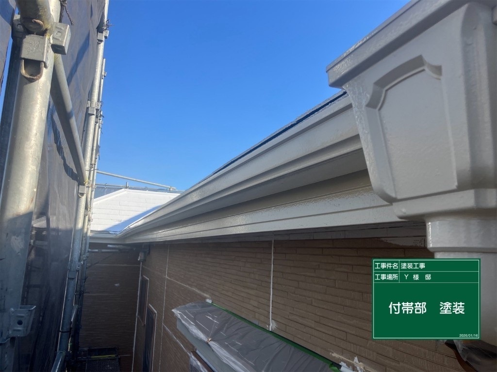 付帯部塗装中の職人