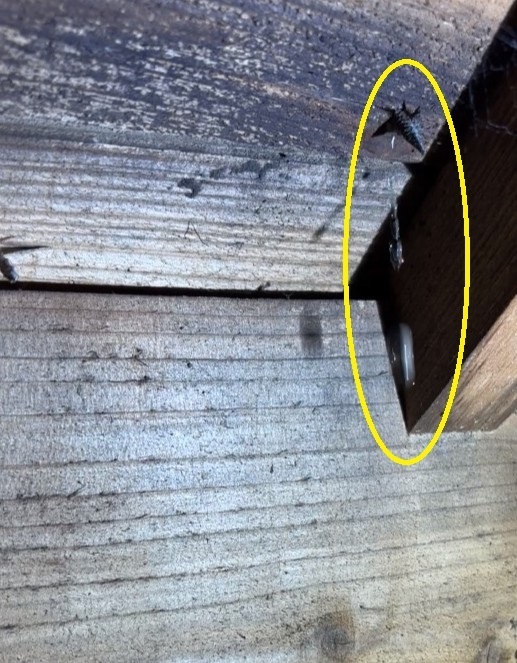 天井を解体する職人