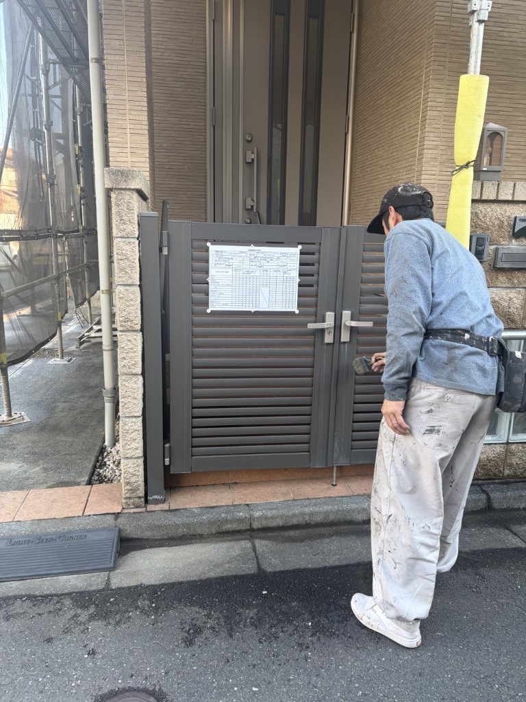 高圧洗浄中の屋根