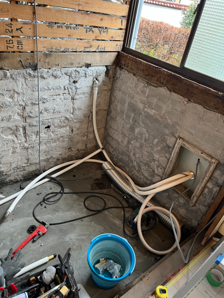 小平市リフォームワークスの施工事例：工事中の浴室