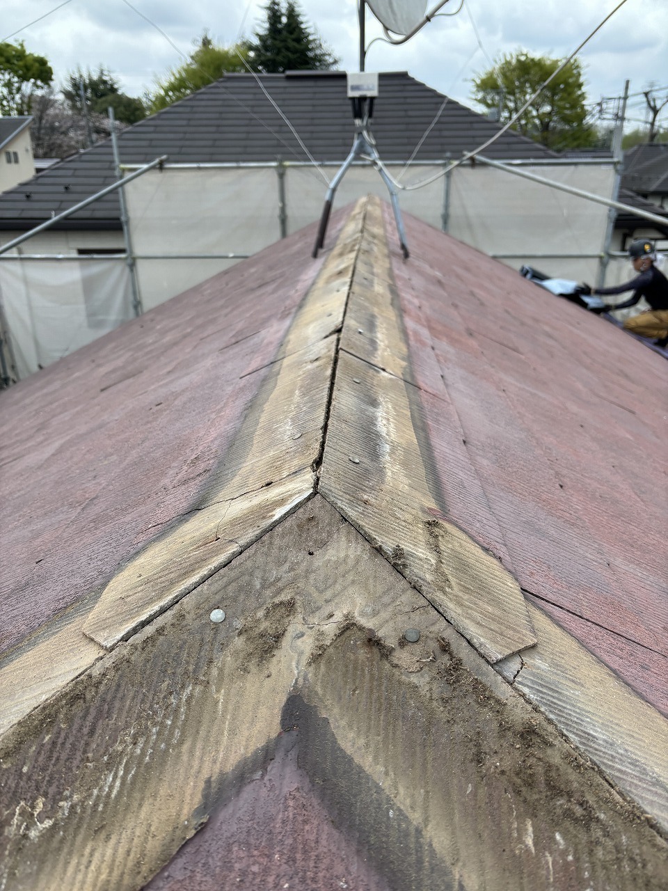 小平市リフォームワークスの施工事例：塗装中の屋根